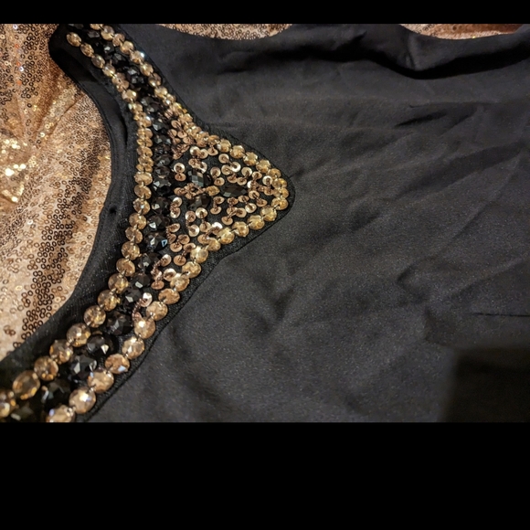 Bisou Bisou size small tank with sequins. - Picture 2 of 3